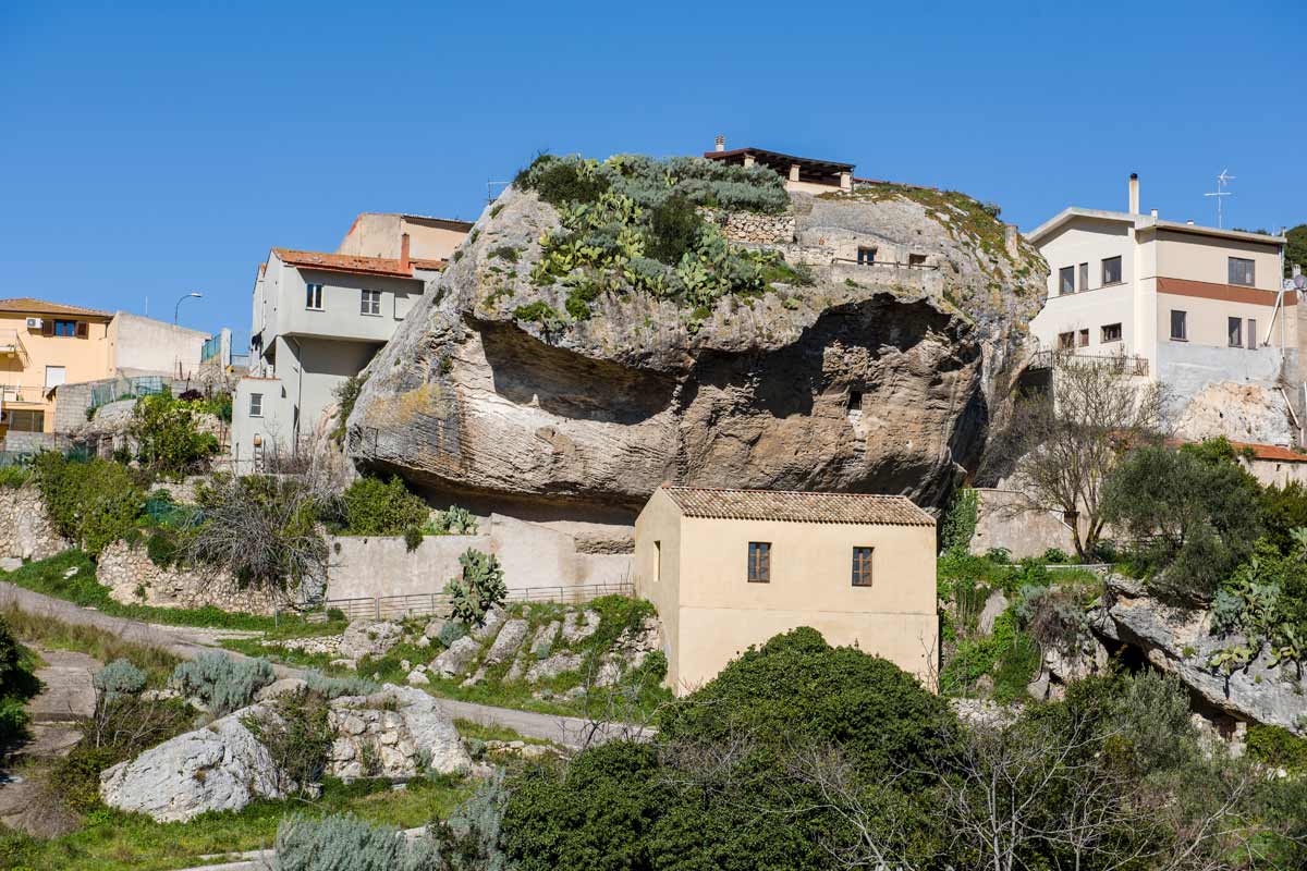 Sedini, villaggio scavato nella roccia in Sardegna