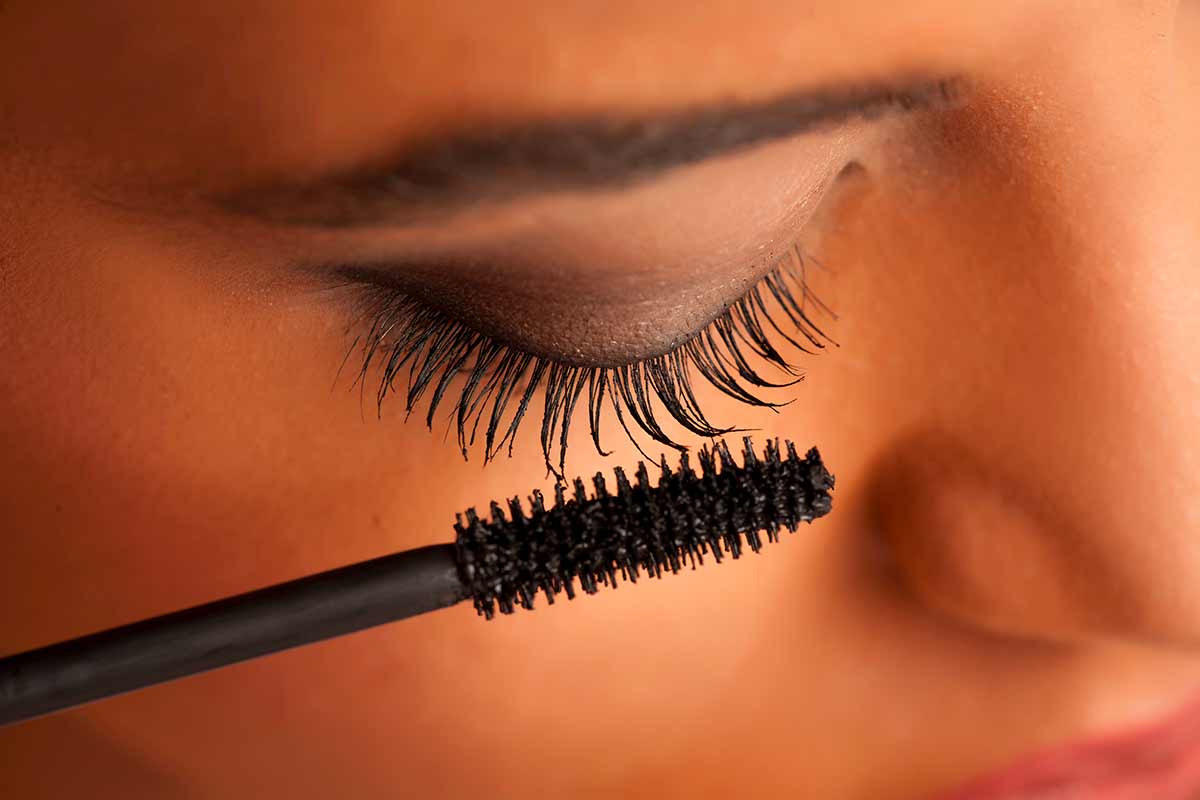 donna mettendosi il mascara